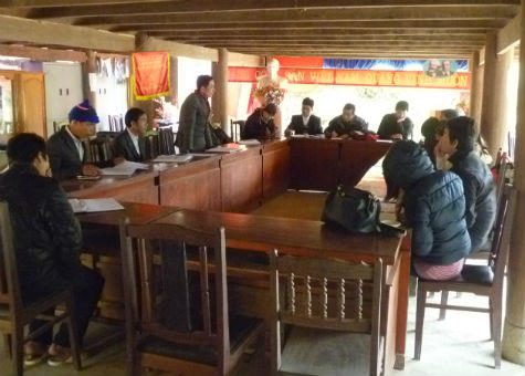 EVN thất hứa, chính quyền xã phải làm việc... dưới gầm nhà